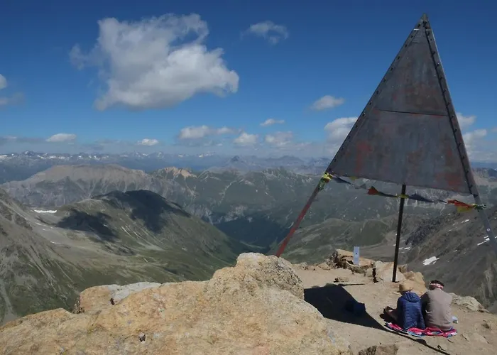 Chesa Sonnenuhr Apartman